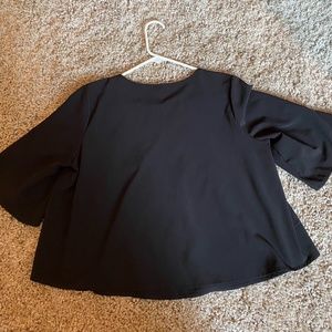 SIMPLE BLACK TEE